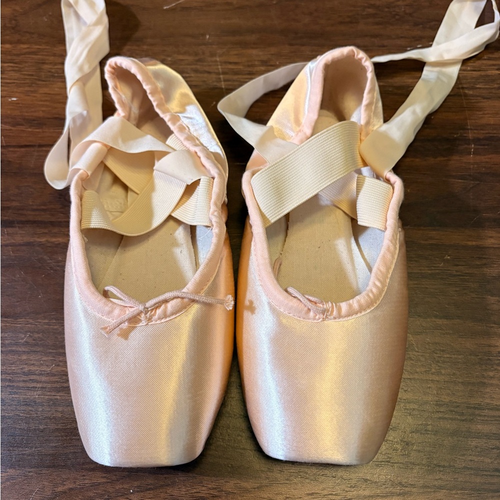Suffolk Spotlight pointe shoes 4 1/2 x